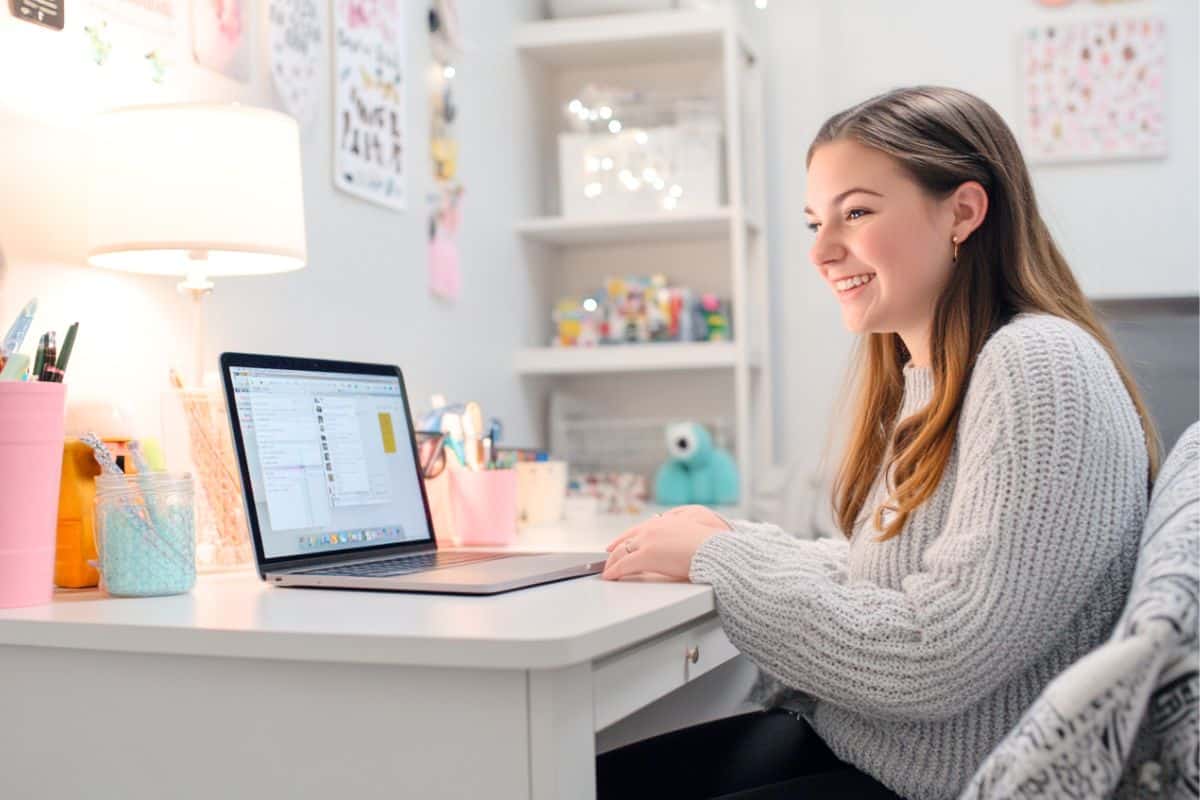 31 Cute Must-Have Dorm Desk Ideas