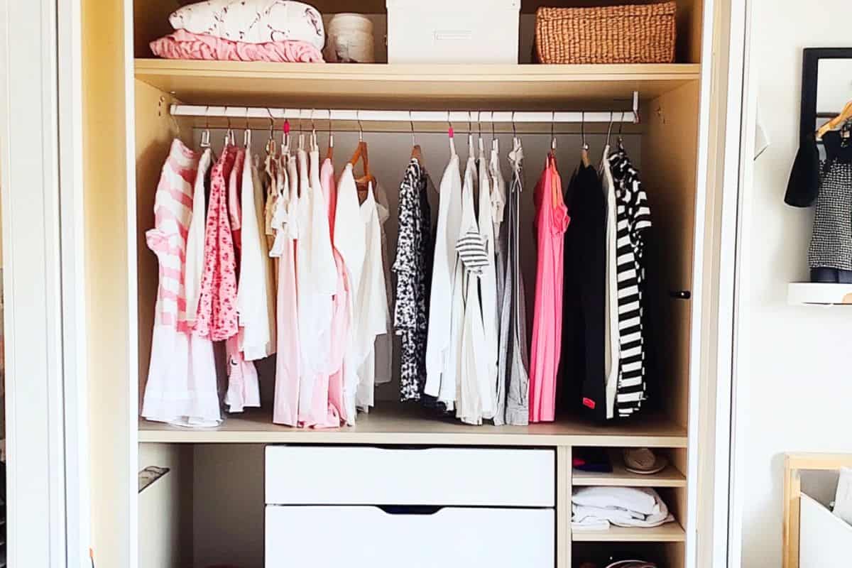 39 Clever Dorm Closet Organization Tips You Absolutely Need